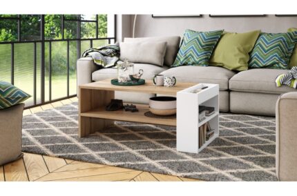 Moderne sofabord i varm Wotan Eg og hvid mat med åbne hylder i en hyggelig stue.