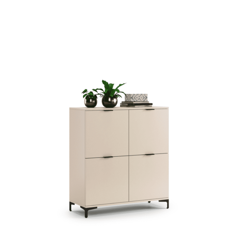 Moderne 110 cm høj skænk i champagnebeige med fire låger og sorte metalben.