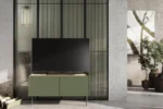 Moderne Olivengrøn tv-bænk på 120 cm med 2 låger og soft-close funktion.