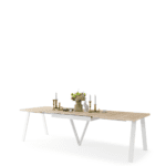 Lyst spisebord i Sonoma-eg med hvidt stel og udtræk op til 290 cm.